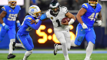 NFL, American Football Herren, USA Philadelphia Eagles at Los Angeles Chargers Dec 8, 2025; Inglewood, California, USA; Philadelphia Eagles quarterback Jalen Hurts (1) runs against Los Angeles Chargers cornerback Donte Jackson (26) in overtime at SoFi Stadium. Inglewood SoFi Stadium California USA, EDITORIAL USE ONLY PUBLICATIONxINxGERxSUIxAUTxONLY Copyright: xGaryxA.xVasquezx 20251208_lbm_sv5_133