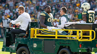 Green Bay Packers Defensive Tackle Javon Hargrave (98) muss vom Feld gefahren werden.