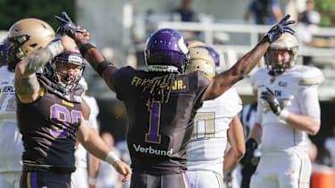 Die Vienna Vikings feiern beim historischen Auftaktspiel der neuen AFLE-Saison einen dominanten 49:7-Heimsieg gegen Berlin Thunder vor den Augen von NFL-Legende Marshawn Lynch.
