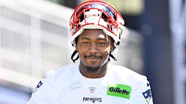 NFL, American Football Herren, USA New England Patriots Training Camp Jul 23, 2025; Foxborough, MA, USA; New England Patriots wide receiver Stefon Diggs (8) delivers a puppy to a local family as part of the Patriots pet adoption event before training camp at Gillette Stadium. Foxborough Gillette Stadium MA USA, EDITORIAL USE ONLY PUBLICATIONxINxGERxSUIxAUTxONLY Copyright: xEricxCanhax 20250723_tcs_qe2_634