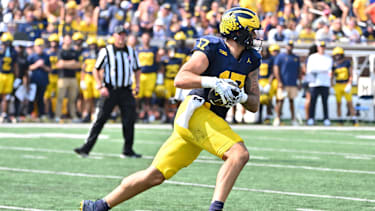 Michigan Wolverines Tight End Marlin Klein mit dem Ball in der Hand.