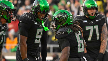 NCAA, College League, USA Football: Southern California at Oregon Nov 22, 2025; Eugene, Oregon, USA; Oregon Ducks running back Noah Whittington (6) celebrates with teammate after scoring a touchdown during the second half at Autzen Stadium. Eugene Autzen Stadium Oregon USA, EDITORIAL USE ONLY PUBLICATIONxINxGERxSUIxAUTxONLY Copyright: xTroyxWayrynenx 20251122_sjp_wb2_0149
