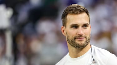Minnesota Vikings Quarterback Kirk Cousins (#8) blickt von der Seitenlinie im zweiten Viertel gegen die Detroit Lions im U.S. Bank Stadium in Minneapolis, Minnesota