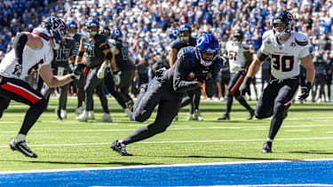 Indianapolis Colts Wide Receiver Keenan Allen (10) springt zum Touchdown beim NFL-Spiel gegen die Houston Texans.
