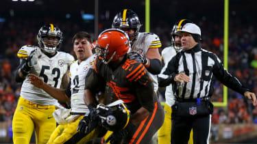Steelers-Quarterback Mason Rudolph (links) wird von Browns-Spieler Myles Garrett mit dem Helm geschlagen.