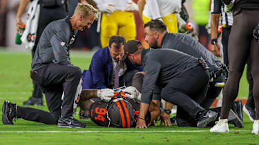 Cleveland Browns Defensive Tackle Mason Graham (94) wird nach einer Knieverletzung im ersten Viertel des NFL-Spiels zwischen den Pittsburgh Steelers und den Cleveland Browns vom medizinischen Team der Browns untersucht.