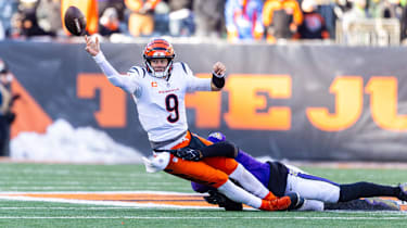 Quarterback Joe Burrow von den Cincinnati Bengals wirft den Ball im NFL-Spiel gegen die Baltimore Ravens im Paycor Stadium in Cincinnati weg (American Football, USA)