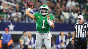 NFL, American Football Herren, USA Philadelphia Eagles at Dallas Cowboys Nov 23, 2025; Arlington, Texas, USA; Philadelphia Eagles quarterback Jalen Hurts (1) throws the ball in the fourth quarter against the Dallas Cowboys at AT&T Stadium. Arlington AT&T Stadium Texas USA, EDITORIAL USE ONLY PUBLICATIONxINxGERxSUIxAUTxONLY Copyright: xKevinxJairajx 20251123_kdn_aj6_324