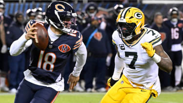 Caleb Williams wird hier von Quay Walker attackiert.