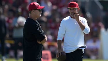 General Manager John Lynch und Head Coach Kyle Shanahan von den San Francisco 49ers beobachten Spieler bei Übungen im Training Camp in Santa Clara