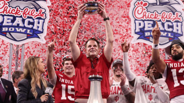 NCAA, College League, USA Football: Peach Bowl-Oregon vs Indiana Jan 9, 2026; Atlanta, GA, USA; Indiana Hoosiers head coach Curt Cignetti raises the trophy after the 2025 Peach Bowl and semifinal game of the College Football Playoff at Mercedes-Benz Stadium. Atlanta Mercedes-Benz Stadium GA USA, EDITORIAL USE ONLY PUBLICATIONxINxGERxSUIxAUTxONLY Copyright: xBrettxDavisx 20260109_ajw_ad1_207