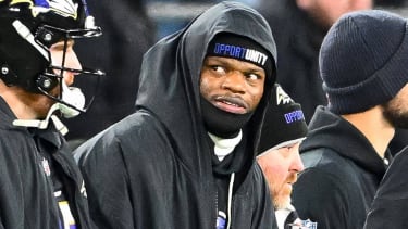Injured Baltimore Ravens quarterback Lamar Jackson (8) watches from the sideline during the fourth quarter of a game against the New England Patriots at M&T Bank Stadium in Baltimore, Maryland, on Sunday, December 21, 2025. Jackson was injured earlier in the game. PUBLICATIONxNOTxINxUSA BAL20251221134 DAVIDxTULIS