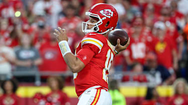 Patrick Mahomes arbeitet nach seiner Knieverletzung an seinem Comeback und könnte bereits bei den OTAs wieder auf dem Feld stehen.