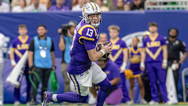 Quarterback Garrett Nussmeier von den LSU Tigers verlässt die Pocket und läuft im Texas Bowl gegen die Baylor Bears im NRG Stadium in Houston