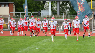 Einlauf der Potsdam Royals beim GFL-Spiel gegen die Berlin Rebels im Mommsenstadion