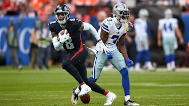 Atlanta Falcons Tight End Kyle Pitts und Dallas Cowboys Wide Receiver George Pickens mit Ball in der National Football League, NFL, USA