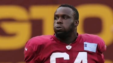 LANDOVER, MD - AUGUST 06: Washington Football Team defensive tackle David Bada (64) looks on during the Washington Football Team training camp on August 6, 2021, at FedEx Field in Landover, MD. (Photo by Lee Coleman Icon Sportswire) NFL, American Football Herren, USA AUG 06 Washington Football Team Training Camp Icon155210806137