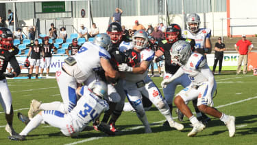 Pforzheim Wilddogs (weiß) gegen Saarland Hurricanes (schwarz)