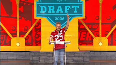 David Rösler bei der Bekanntgabe des Picks der San Francisco 49ers auf der Bühne in Pittsburgh.