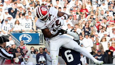 Indiana Hoosiers Wide Receiver Omar Cooper Jr. (#3) fängt einen Touchdown-Pass in der Endzone im vierten Viertel gegen die Penn State Nittany Lions im Beaver Stadium in University Park, Pennsylvania