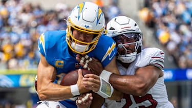 Justin Herbert von den Los Angeles Chargers wird getackelt