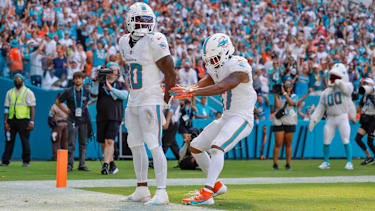 Miami Dolphins Wide Receiver Tyreek Hill 10 und Wide Receiver Jaylen Waddle 17 feiern einen Touchdown im Hard Rock Stadium in Miami Gardens, Florida.
