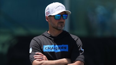NFL, American Football Herren, USA Los Angeles Chargers OTA Jun 16, 2025; El Segundo, CA, USA; Los Angeles Chargers defensive coordinator Jesse Minter watches during organized team activities at The Bolt. El Segundo The Bolt California United States, EDITORIAL USE ONLY PUBLICATIONxINxGERxSUIxAUTxONLY Copyright: xKirbyxLeex 20250617_cc_al2_0235