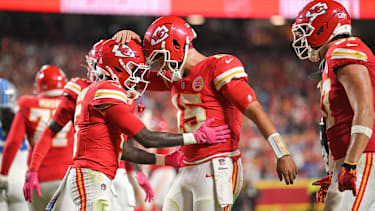 Patrick Mahomes gratuliert in der letzten Saison Hollywood Brown