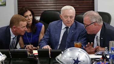 Das Team um Cowboys Owner Jerry Jones beim Draft 2016.