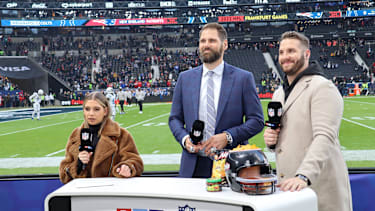 RTL Pult mit Jana Wosnitza und den Experten und ehemaligen Spielern von Patriots und Colts Sebastian Vollmer und Björn Werner beim NFL-Spiel in Deutschland der New England Patriots gegen die Indianapolis Colts in Frankfurt.