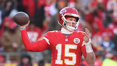 Kansas City Chiefs Quarterback Patrick Mahomes (15) wirft einen Pass beim Spiel gegen die Los Angeles Chargers im Arrowhead Stadium in Kansas City, MO.