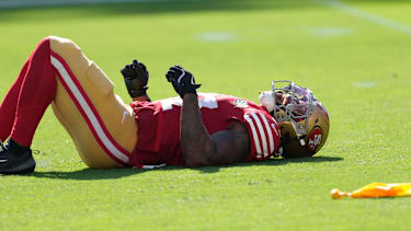 Dre Greenlaw von den San Francisco 49ers in einem NFL-Spiel gegen die Arizona Cardinals verletzt am Boden