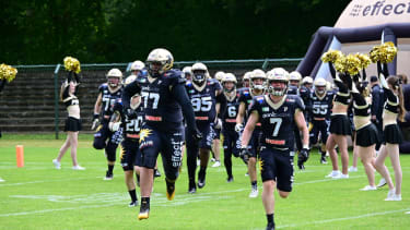 16.06.2024 xkhx Paderborn, Hermann-Löns-Stadion American Football, German Football League Paderborn Dolphins Berlin Adler Benjamin Jordan und Laumann Janik führen die Paderborn Dolphins an *** 16 06 2024 xkhx Paderborn, Hermann Löns Stadion American Football, German Football League Paderborn Dolphins Berlin Adler Benjamin Jordan and Laumann Janik lead the Paderborn Dolphins