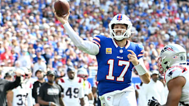 Josh Allen wirft den Ball im Spiel gegen die Patriots in der NFL