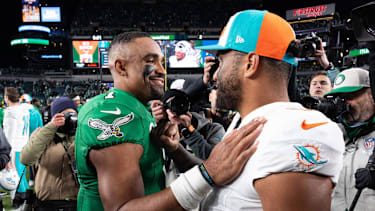 Eagles-Quarterback Jalen Hurts und Miamis Spielmacher Tua Tagovailoa (re.) im Lincoln Financial Field in Philadelphia