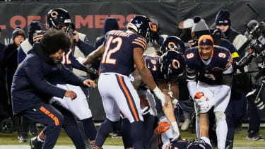 NFL, American Football Herren, USA Green Bay Packers at Chicago Bears Dec 20, 2025; Chicago, Illinois, USA; Chicago Bears wide receiver DJ Moore (2) celebrates with teammates in the end zone after scoring the game-winning touchdown in overtime against the Green Bay Packers at Soldier Field. Chicago Soldier Field Illinois USA, EDITORIAL USE ONLY PUBLICATIONxINxGERxSUIxAUTxONLY Copyright: xDavidxBanksx 20251220_rwe_bb6_0090
