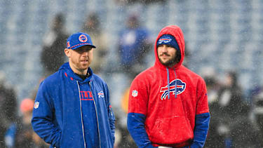 NFL, American Football Herren, USA AFC Divisional Round- Baltimore Ravens at Buffalo Bills Jan 19, 2025; Orchard Park, New York, USA; Buffalo Bills quarterback Josh Allen (17) speaks with Buffalo Bills Offensive Coordinator Joe Brady before the game against the Baltimore Ravens in a 2025 AFC divisional round game at Highmark Stadium. Orchard Park Highmark Stadium New York USA, EDITORIAL USE ONLY PUBLICATIONxINxGERxSUIxAUTxONLY Copyright: xMarkxKoneznyx 20250119_bd_bk3_002