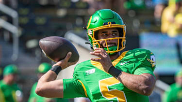 Oregon Ducks Quarterback Dante Moore wirft während des Warm-ups vor dem College-Football-Spiel gegen die Idaho Vandals einen Pass.