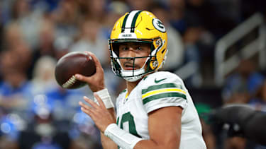 Green Bay Packers Quarterback Jordan Love (10) sucht während des NFL-Spiels in Detroit nach einer Anspielstation.