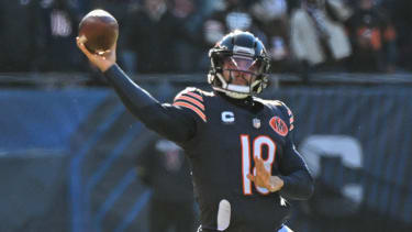 NFL, American Football Herren, USA Cleveland Browns at Chicago Bears Dec 14, 2025; Chicago, Illinois, USA; Chicago Bears quarterback Caleb Williams (18) throws a pass during the first quarter against the Cleveland Browns at Soldier Field. Chicago Soldier Field Illinois USA, EDITORIAL USE ONLY PUBLICATIONxINxGERxSUIxAUTxONLY Copyright: xMattxMartonx 20251214_rgo_bm5_018