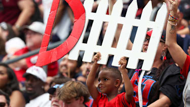 HOUSTON, TX - SEPTEMBER 28: Houston Texans fan holds up a defense sign during the NFL, American Football Herren, USA game between the Tennessee Titans and Houston Texans on September 28, 2025 at NRG Stadium in Houston, Texas. (Photo by Leslie Plaza Johnson Icon Sportswire) NFL: SEP 28 Titans at Texans EDITORIAL USE ONLY Icon250928025