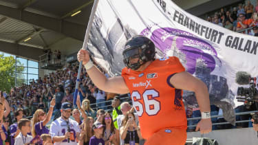 Nico Klos (Frankfurt Galaxy, 66) enters the arena, entrance, Frankfurt Galaxy vs Madrid Bravos, American Football, European League of Football, Week 14, 2025, 17.08.2025, Frankfurt PSD Bank Arena Germany Copyright: xFootxBowl JUSTxSHOTSx