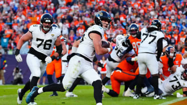 NFL, American Football Herren, USA Jacksonville Jaguars at Denver Broncos Dec 21, 2025; Denver, Colorado, USA; Jacksonville Jaguars quarterback Trevor Lawrence (16) rushes for a touchdown against the Denver Broncos during the second at Empower Field at Mile High. Denver Empower Field at Mile High Colorado USA, EDITORIAL USE ONLY PUBLICATIONxINxGERxSUIxAUTxONLY Copyright: xRonxChenoyx 20251221_mcd_ac4_175