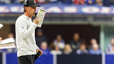 December 22, 2025: San Francisco 49ers head coach Kyle Shanahan calls in the play during NFL, American Football Herren, USA game action against the Indianapolis Colts at Lucas Oil Stadium in Indianapolis, Indiana. CSM Indianapolis United States of America - ZUMAc04_ 20251222_zma_c04_152 Copyright: xJohnxMersitsx