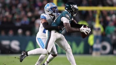 Philadelphia Eagles wide receiver A.J. Brown (rechts) im Duell mit Detroit Lions cornerback Rock Ya-Sin