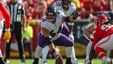 Baltimore Ravens Center Tyler Linderbaum (64) im Spiel gegen die Kansas City Chiefs im Arrowhead Stadium in Kansas City.