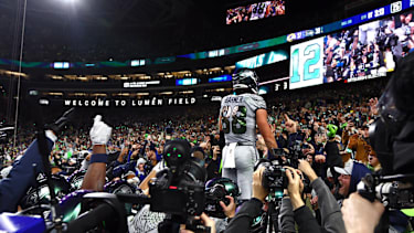 NFL, American Football Herren, USA Los Angeles Rams at Seattle Seahawks Dec 18, 2025; Seattle, Washington, USA; Seattle Seahawks tight end AJ Barner (88) celebrates with fans after defeating the Los Angeles Rams in overtime at Lumen Field. Seattle Lumen Field Washington USA, EDITORIAL USE ONLY PUBLICATIONxINxGERxSUIxAUTxONLY Copyright: xKevinxNgx 20251218_lbm_cf9_132