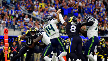 Los Angeles Rams linebacker Jared Verse (2.v.r.) schlägt den ball aus der Hand von Seattle Seahawks quarterback Sam Darnold (Mitte)