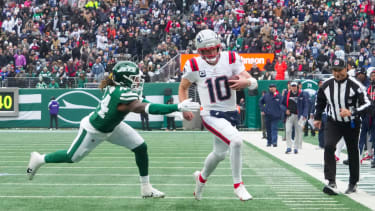 NFL, American Football Herren, USA New England Patriots at New York Jets Dec 28, 2025; East Rutherford, New Jersey, USA; New England Patriots quarterback Drake Maye (10) runs on a keeper against New York Jets linebacker Jamien Sherwood (44) during the second quarter of the game at MetLife Stadium. East Rutherford MetLife Stadium New Jersey USA, EDITORIAL USE ONLY PUBLICATIONxINxGERxSUIxAUTxONLY Copyright: xRobertxDeutschx 20251228_ajw_jo9_119