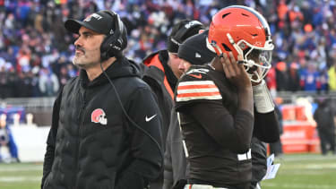 NFL, American Football Herren, USA Buffalo Bills at Cleveland Browns Dec 21, 2025; Cleveland, Ohio, USA; Cleveland Browns head coach Kevin Stefanski and quarterback Shedeur Sanders (12) on the sidelines against the Buffalo Bills during the second half at Huntington Bank Field. Cleveland Huntington Bank Field Ohio USA, EDITORIAL USE ONLY PUBLICATIONxINxGERxSUIxAUTxONLY Copyright: xKenxBlazex 20251221_rtc_bk4_0249